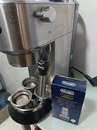 Cafetera DeLonghi Dedica EC685.M Plata