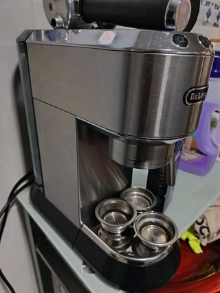 Cafetera DeLonghi Dedica EC685.M Plata