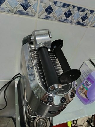 Cafetera DeLonghi Dedica EC685.M Plata