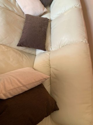 Sofá de piel beige y marrón