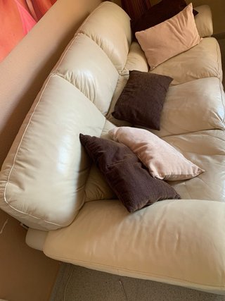 Sofá de piel beige y marrón
