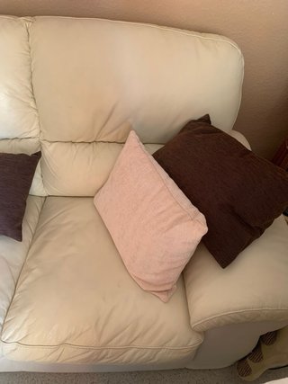 Sofá de piel beige y marrón