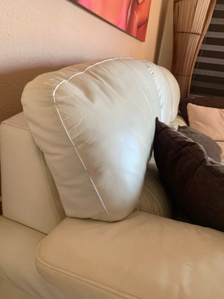 Sofá de piel beige y marrón