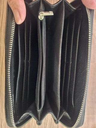 Cartera negra bordada flores