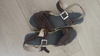 Sandalias esparto marrón.