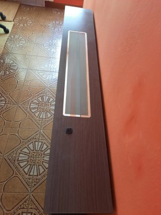Aparador de madera y cristal para detrás de la tv.