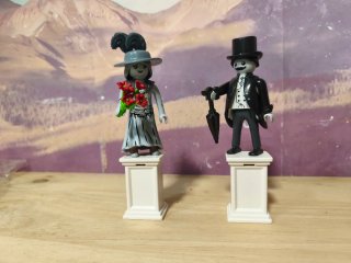 Playmobil figuras pareja con flores y paraguas