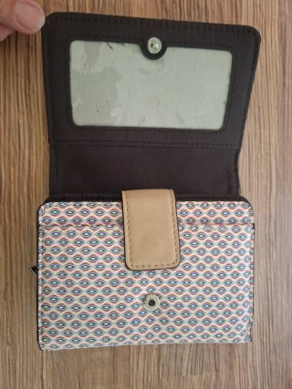Cartera con diseño marino y borde geométrico