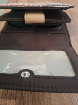 Cartera con diseño marino y borde geométrico