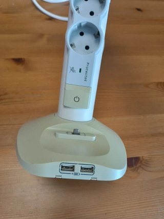 Base Múltiple Legrand con USB y Enchufe