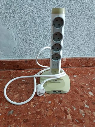 Base Múltiple Legrand con USB y Enchufe