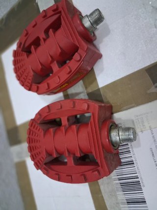 Pedales BMX rojos