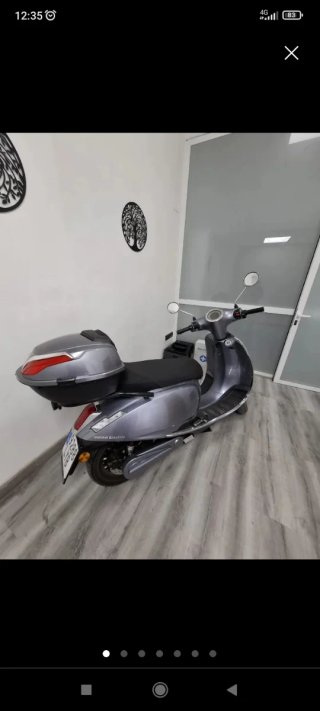 Moto eléctrica tipo scooter gris