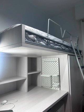 Cama alta juvenil con escritorio y estantería