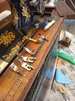 Máquina de coser antigua portátil  con llave Sxix