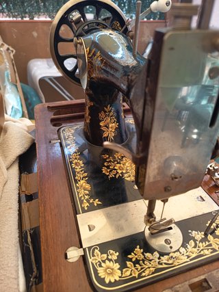 Máquina de coser antigua portátil  con llave Sxix
