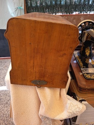 Máquina de coser antigua portátil  con llave Sxix