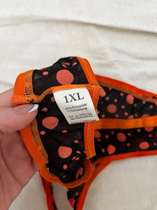 Tanga donna nero con pois arancioni