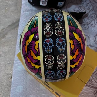 Casco de moto NZI con diseño calavera
