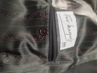 Traje negro con camisa