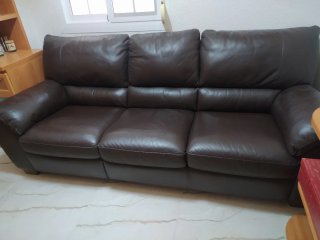 Sofá de piel marrón