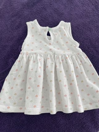 Vestido de bebé blanco con flores
