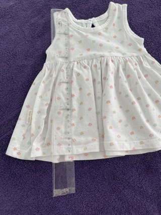 Vestido de bebé blanco con flores