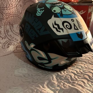 Casco de moto con diseño Angry Face