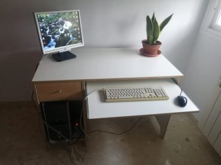 Escritorio blanco y madera con cajón