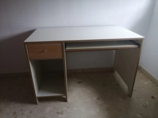 Escritorio blanco y madera con cajón