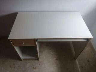 Escritorio blanco y madera con cajón