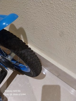 Bicicleta infantil azul con cesta