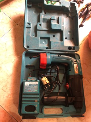 Taladro percutor Makita con maletín