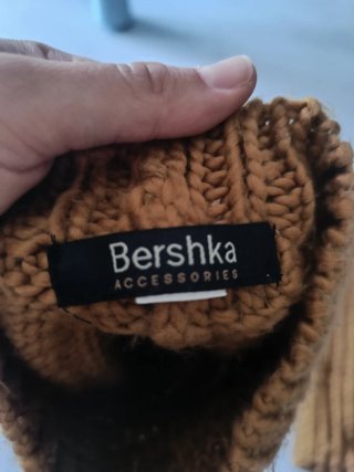 Conjunto Bershka: bufanda y gorro marrón