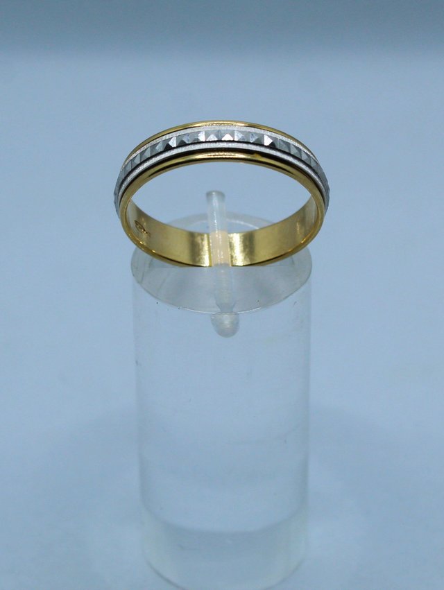 Anillo de oro de 18k. Peso: 4.84gr.