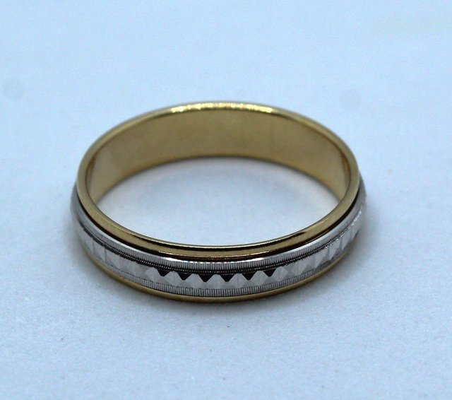 Anillo de oro de 18k. Peso: 4.84gr.