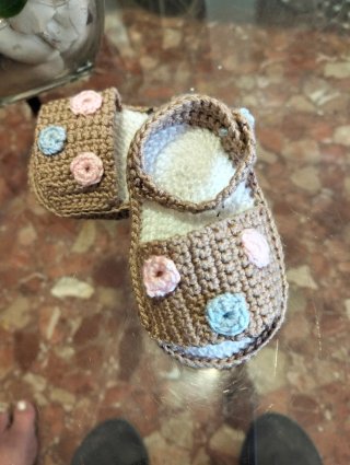 Zapatitos de bebé hechos a ganchillo