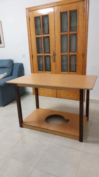 Mesa de madera y metal con tarima