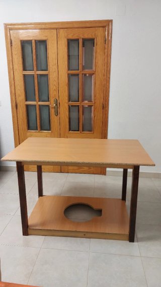 Mesa de madera y metal con tarima