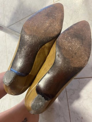 Manoletinas tacón doradas son de piel