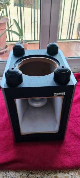 Caja Subwoofer JBL Negra y Plateada