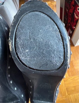 Tacchi Levi's in pelle con borchie