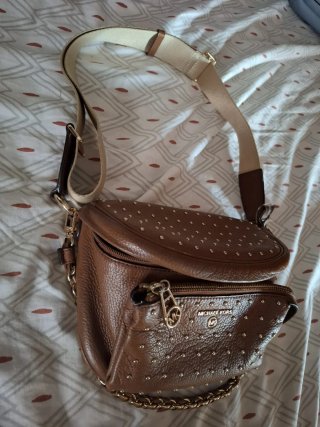 Riñonera Michael Kors tachuelas
