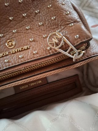 Riñonera Michael Kors tachuelas