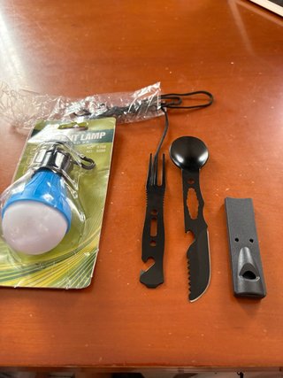 Lote 2 productos camping: Lámpara LED y cubierto