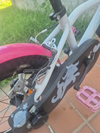Bicicleta infantil rosa y blanca