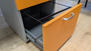 Mesa de oficina con cajonera