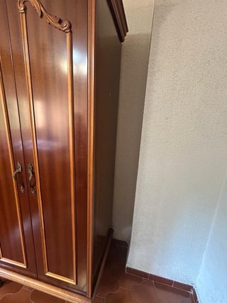 Armario de madera maciza