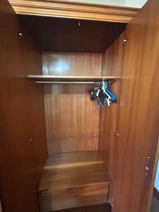 Armario de madera maciza
