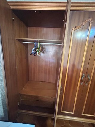 Armario de madera maciza